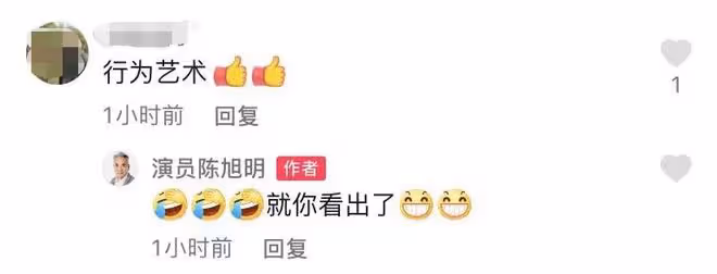 62歲老戲骨小區解封忙搶購!單手扛一整箱泡麵,滿頭白髮步伐匆匆