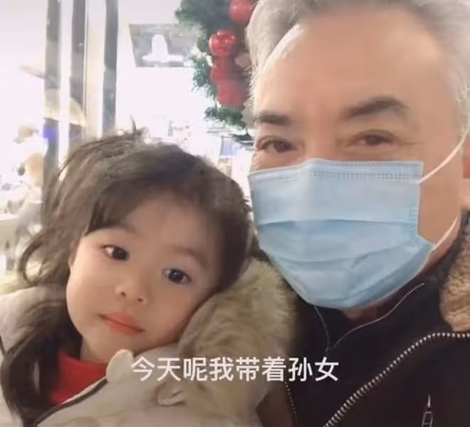 62歲老戲骨小區解封忙搶購!單手扛一整箱泡麵,滿頭白髮步伐匆匆