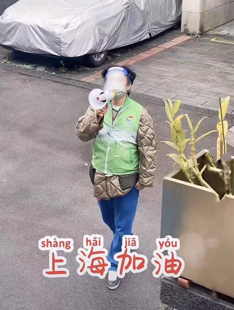 62歲老戲骨小區解封忙搶購!單手扛一整箱泡麵,滿頭白髮步伐匆匆