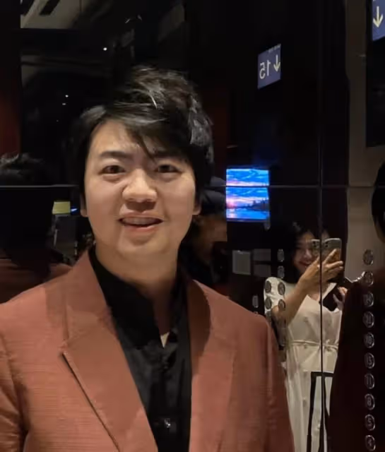郎朗外出被偶遇,與美女合照對方身材不輸吉娜,同聊家常態度親切