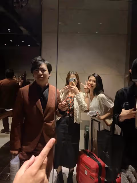 郎朗外出被偶遇,與美女合照對方身材不輸吉娜,同聊家常態度親切