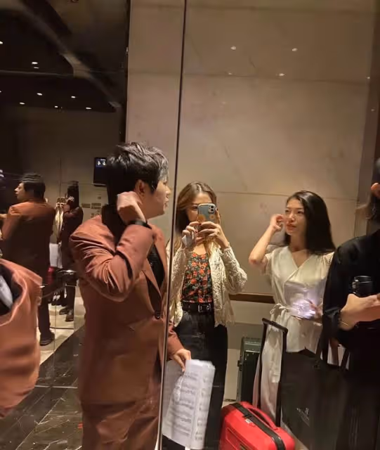 郎朗外出被偶遇,與美女合照對方身材不輸吉娜,同聊家常態度親切