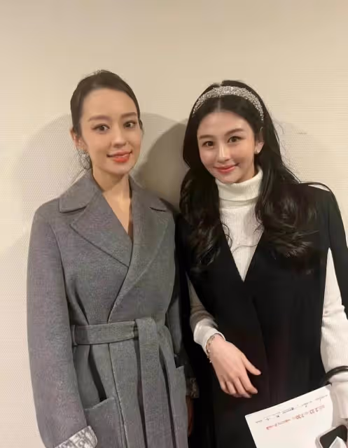 郎朗外出被偶遇,與美女合照對方身材不輸吉娜,同聊家常態度親切