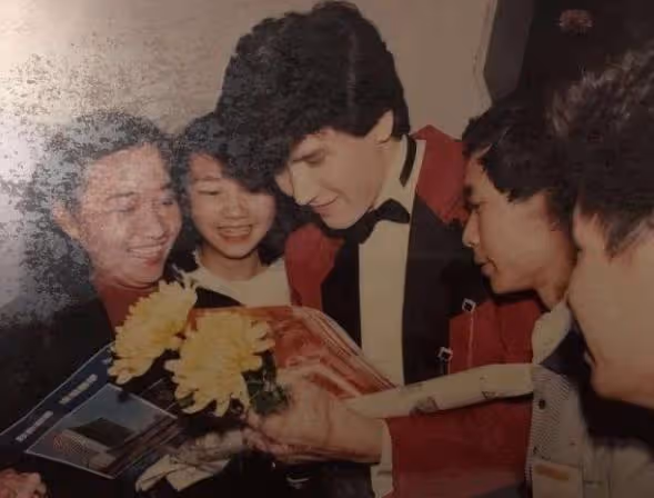 他敢在春晚「蹦迪」，導演都不敢拍他下半身，費翔為何被封殺14年