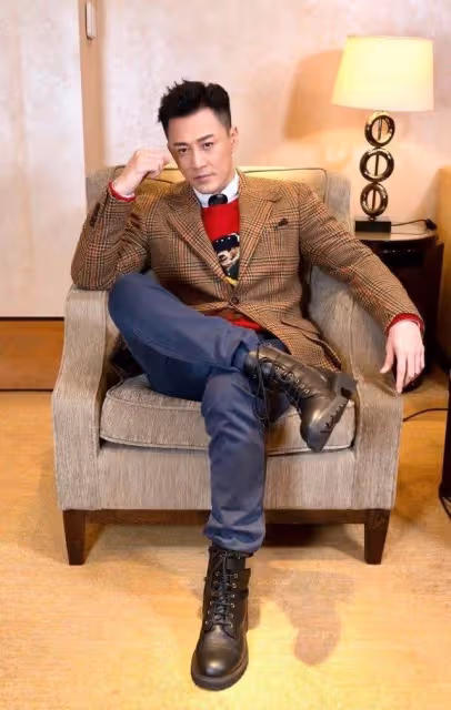 TVB實力男星自曝曾與林峰做比較，稱各方面不輸對方，奈何不受捧