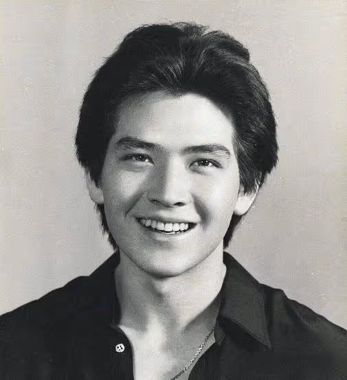 他敢在春晚「蹦迪」，導演都不敢拍他下半身，費翔為何被封殺14年