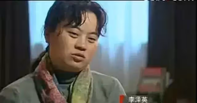 23年前僱主跑路，拿不到薪水的保姆「無私撫養」5歲雙胞胎女孩，將她們培養成大學生：不是母親勝似母親