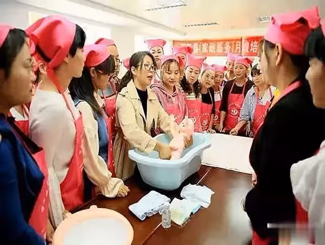 23年前僱主跑路，拿不到薪水的保姆「無私撫養」5歲雙胞胎女孩，將她們培養成大學生：不是母親勝似母親