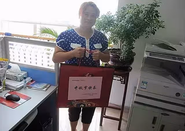 23年前僱主跑路，拿不到薪水的保姆「無私撫養」5歲雙胞胎女孩，將她們培養成大學生：不是母親勝似母親