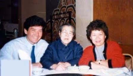 他敢在春晚「蹦迪」，導演都不敢拍他下半身，費翔為何被封殺14年