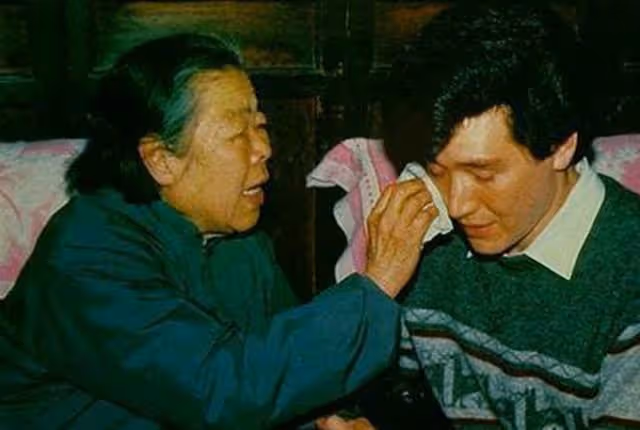 他敢在春晚「蹦迪」，導演都不敢拍他下半身，費翔為何被封殺14年