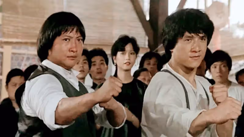 成龍遭洪金寶背叛，一個鏡頭差點讓他癱瘓，好兄弟鬧翻7年無合作