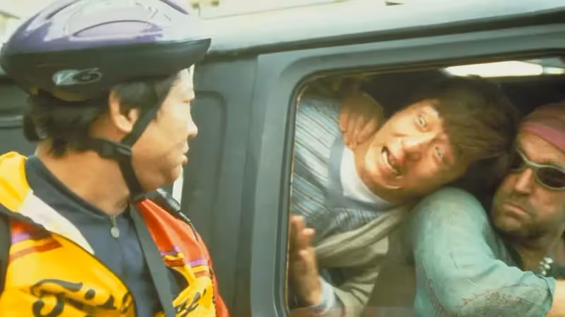 成龍遭洪金寶背叛，一個鏡頭差點讓他癱瘓，好兄弟鬧翻7年無合作