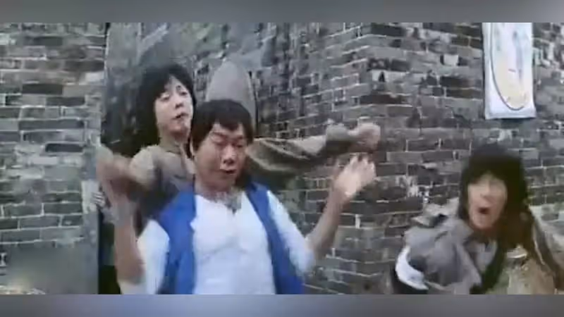 成龍遭洪金寶背叛，一個鏡頭差點讓他癱瘓，好兄弟鬧翻7年無合作