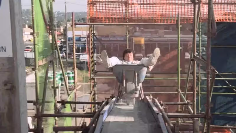 成龍遭洪金寶背叛，一個鏡頭差點讓他癱瘓，好兄弟鬧翻7年無合作