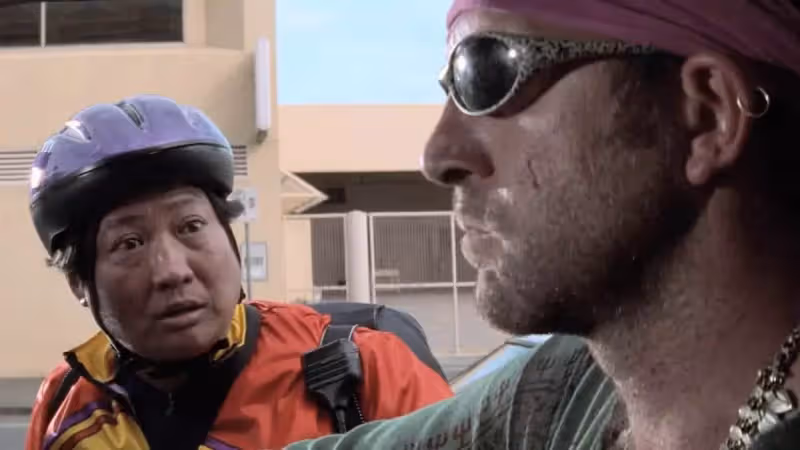 成龍遭洪金寶背叛，一個鏡頭差點讓他癱瘓，好兄弟鬧翻7年無合作