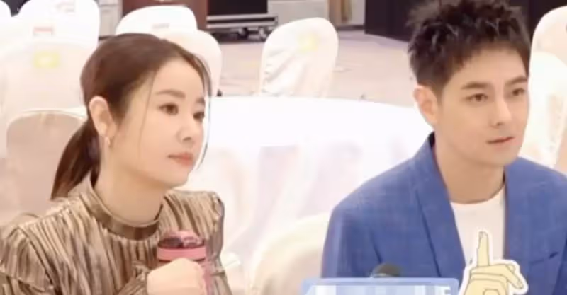 林心如林志穎後臺熱聊！調侃對方與老公關系好，男方摸頭不敢直視