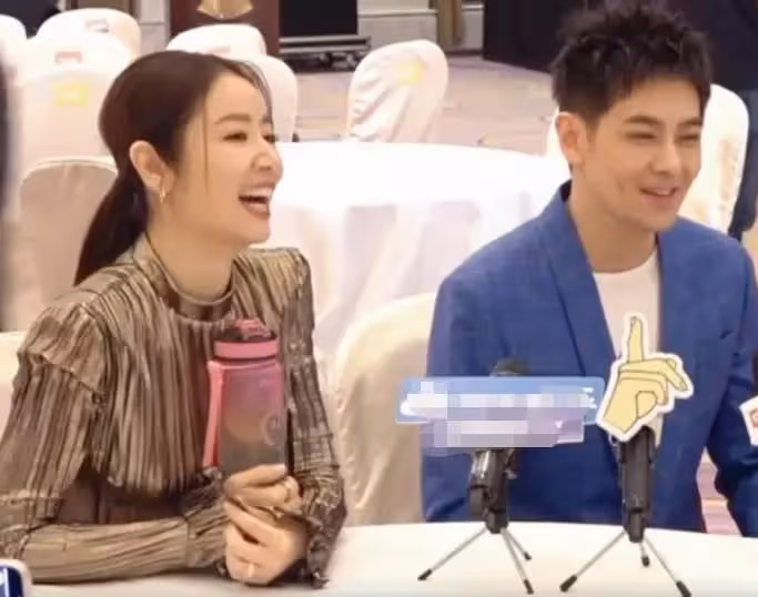 林心如林志穎後臺熱聊！調侃對方與老公關系好，男方摸頭不敢直視