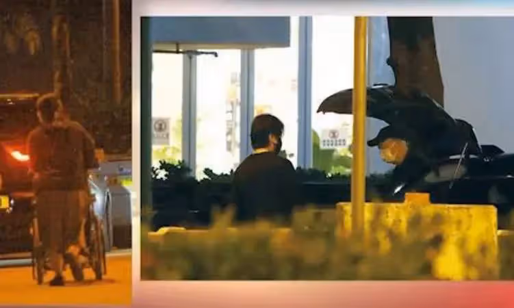 鄭伊健開車帶父母出行，買了豪宅給父母住，請3名保姆照顧太孝順，網友：難怪能紅那麼多年