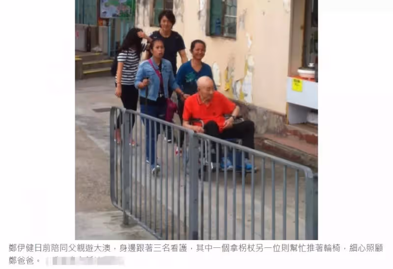 鄭伊健開車帶父母出行，買了豪宅給父母住，請3名保姆照顧太孝順，網友：難怪能紅那麼多年