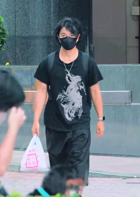 鄭伊健開車帶父母出行，買了豪宅給父母住，請3名保姆照顧太孝順，網友：難怪能紅那麼多年