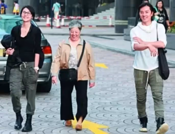 鄭伊健開車帶父母出行，買了豪宅給父母住，請3名保姆照顧太孝順，網友：難怪能紅那麼多年