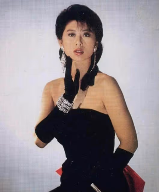 他敢在春晚「蹦迪」，導演都不敢拍他下半身，費翔為何被封殺14年