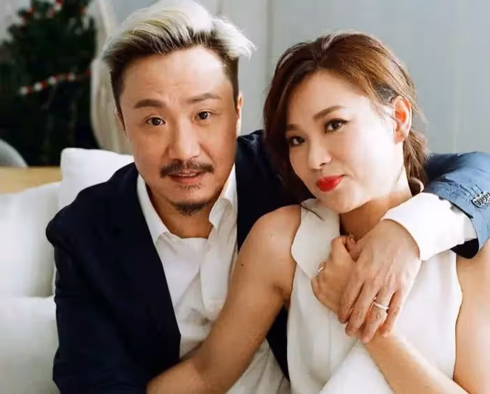 50歲鄭中基為老婆慶生！一家四口罕同框，女兒像爸兒子像媽，網友：一家子幸福美滿