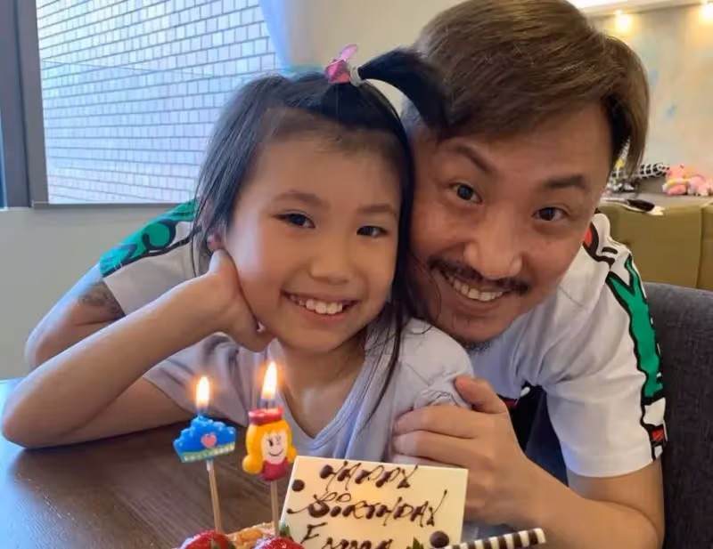 50歲鄭中基為老婆慶生！一家四口罕同框，女兒像爸兒子像媽，網友：一家子幸福美滿