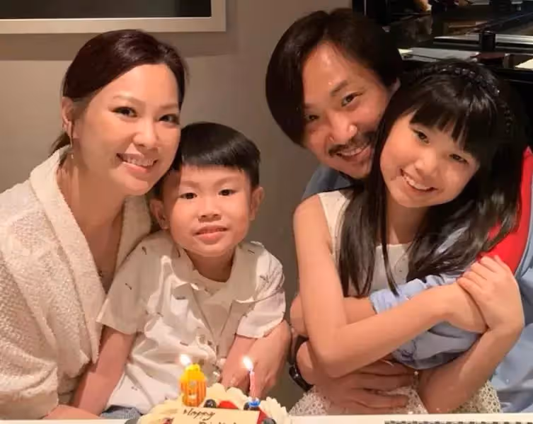 50歲鄭中基為老婆慶生！一家四口罕同框，女兒像爸兒子像媽，網友：一家子幸福美滿