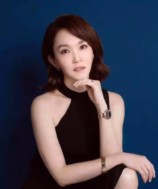 50歲范文芳,與丈夫恩愛12年,周年甜蜜同框,老公鬍子花白顯老「仍滿眼是愛」網羨:永遠的神仙俠侶