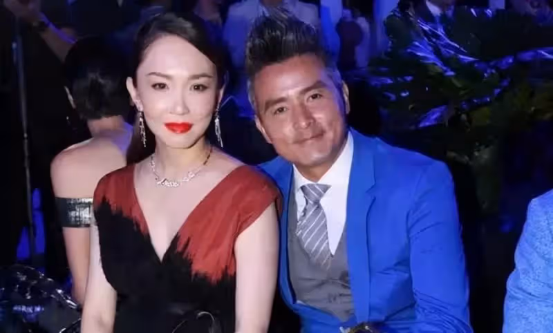 50歲范文芳,與丈夫恩愛12年,周年甜蜜同框,老公鬍子花白顯老「仍滿眼是愛」網羨:永遠的神仙俠侶