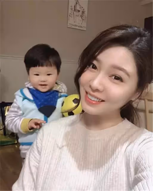 家有四寶,幸福到老!白家綺「曬4寶正臉照」和女兒「同穿露腰裝」大秀熱辣身材