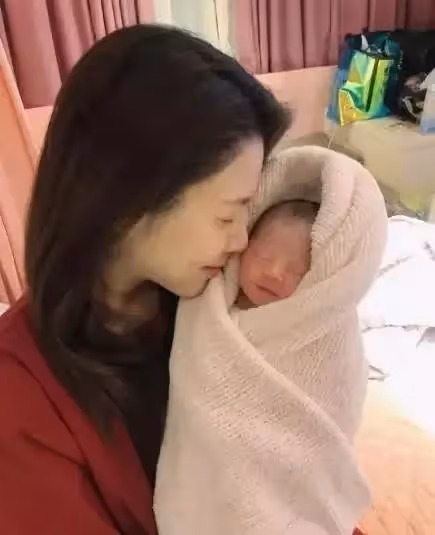 家有四寶,幸福到老!白家綺「曬4寶正臉照」和女兒「同穿露腰裝」大秀熱辣身材