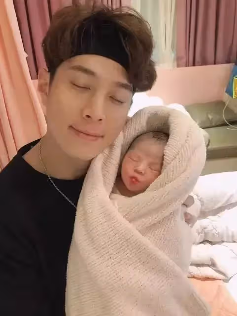 家有四寶，幸福到老！白家綺「曬4寶正臉照」和女兒「同穿露腰裝」大秀熱辣身材