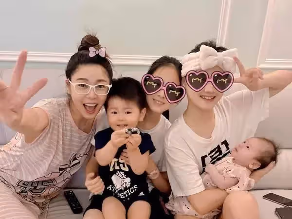 家有四寶，幸福到老！白家綺「曬4寶正臉照」和女兒「同穿露腰裝」大秀熱辣身材