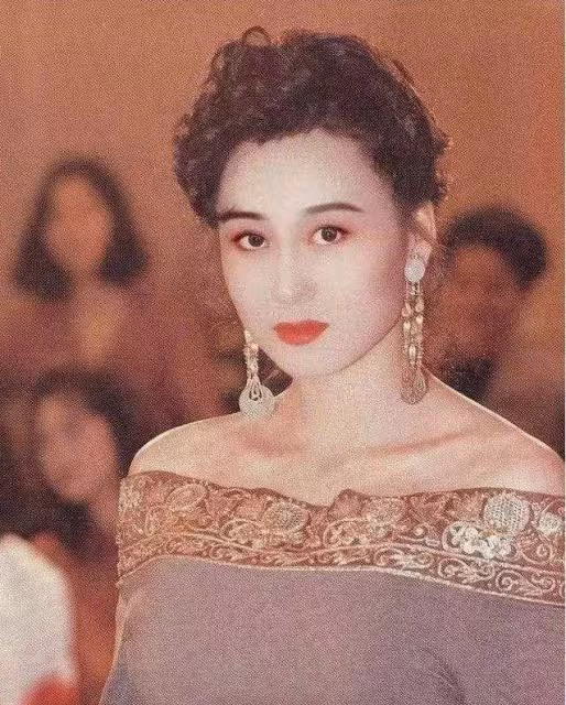 同樣是李連杰的老婆,把前妻黃秋燕和利智一對比,差距就出來了