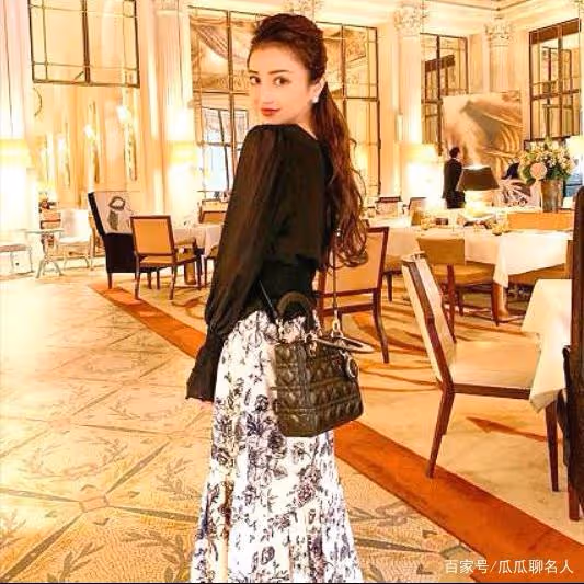 她是日本第一女公關,年薪2億,卻滴酒不沾,憑啥稱霸日本夜場?