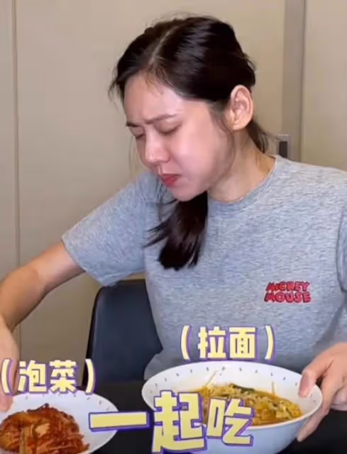秋瓷炫因吃泡菜,被韓國網友網暴,公開發聲道歉態度卑微