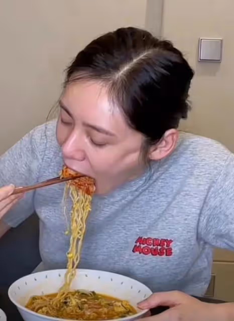 秋瓷炫因吃泡菜,被韓國網友網暴,公開發聲道歉態度卑微