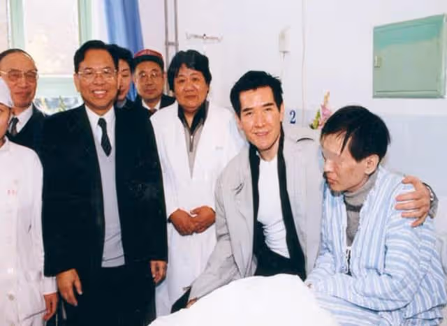 他敢在春晚「蹦迪」，導演都不敢拍他下半身，費翔為何被封殺14年