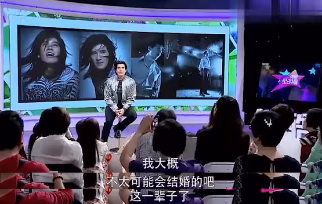 他敢在春晚「蹦迪」，導演都不敢拍他下半身，費翔為何被封殺14年