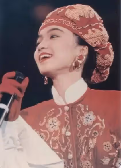 陳慧嫻是香港一代天后,爆紅時隱退,被人遺忘成了「過氣歌手」,如今55 歲仍舊孤單一人,網友:無數人的意難平