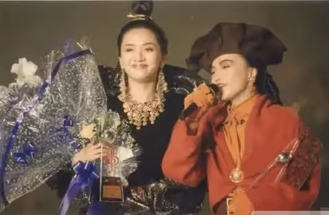 陳慧嫻是香港一代天后,爆紅時隱退,被人遺忘成了「過氣歌手」,如今55 歲仍舊孤單一人,網友:無數人的意難平