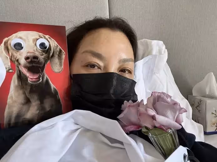 功夫皇后楊紫瓊確診新冠!素顏躺床上神情憔悴,手捧鮮花雙眼含淚,網友:眼神中滿滿的疲憊