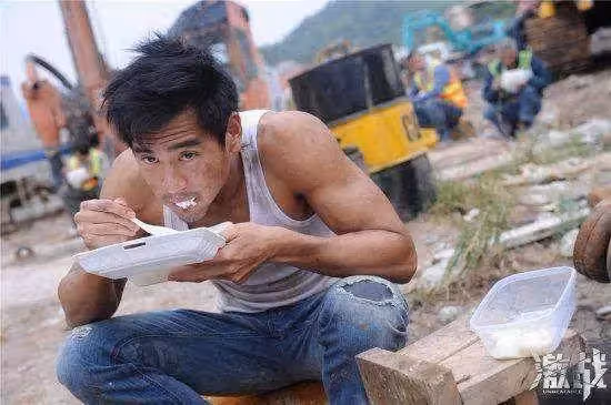 劉德華和彭于晏、baby同在片場吃飯,網友:演員和明星差距一目了然