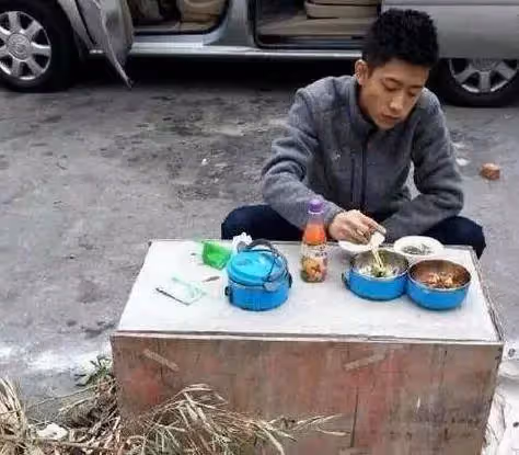 劉德華和彭于晏、baby同在片場吃飯,網友:演員和明星差距一目了然