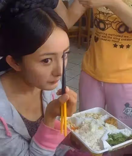 劉德華和彭于晏、baby同在片場吃飯,網友:演員和明星差距一目了然