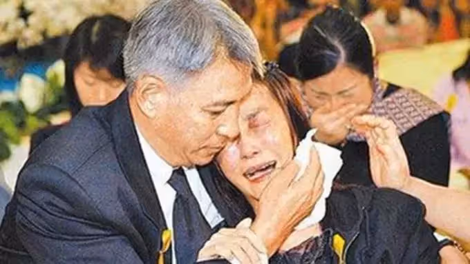 她為愛與母鬧翻,女兒卻為情殞命,曾經的玉女應采靈,年老膝下無子,與夫相依為命
