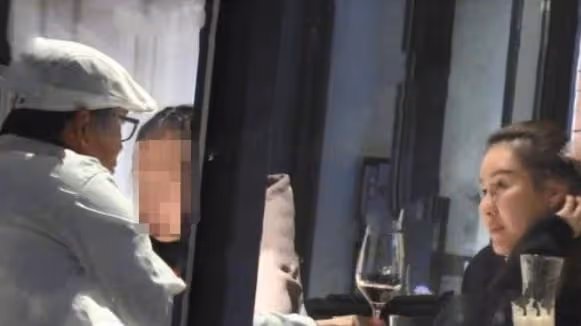 王寶強攜女友與家人聚餐，膚白貌美大長腿，網友：很不般配